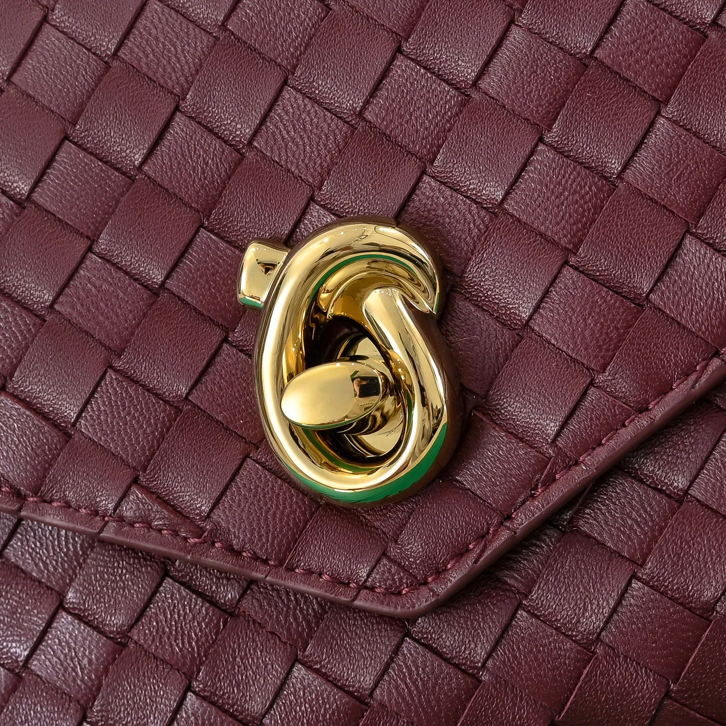 Batch 1660 #Bv new Knot Lock crossbody bag 🎈2025 early spring kont lock new series is hot on the market 🔥The brand's classic weaving process, with kont's metal rotating buttons, are exquisite and eye-catching, which is a luxurious embellishment of details. The upper body is elegant and elegant, with internal double compartments + card slots + back compartment. Super versatile, multiple carrying methods, detachable shoulder strap, portable/shoulder/cross-body, retro and fashionable, easy to carry with exquisite old-line style🫴 Model: 7191 Size: 25x16x5.5